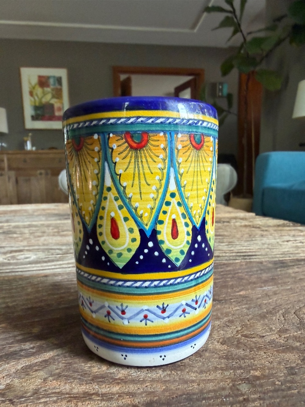 Handcrafted, hand-painted majolica ceramic cup by Ceramiche Sberna Deruta, Italy